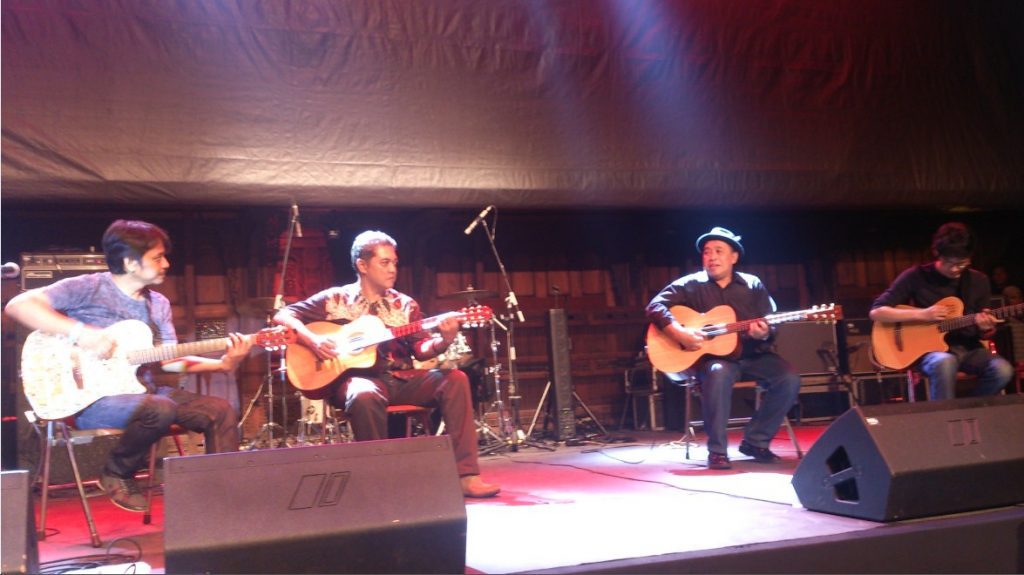 Konser Gitaris Dewa Budjana GIGI