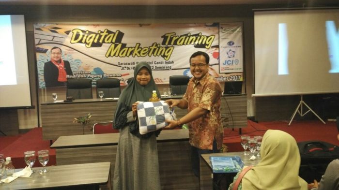 Pembicara Bisnis Online Andreas Agung di Bank BPRS Suriyah Semarang