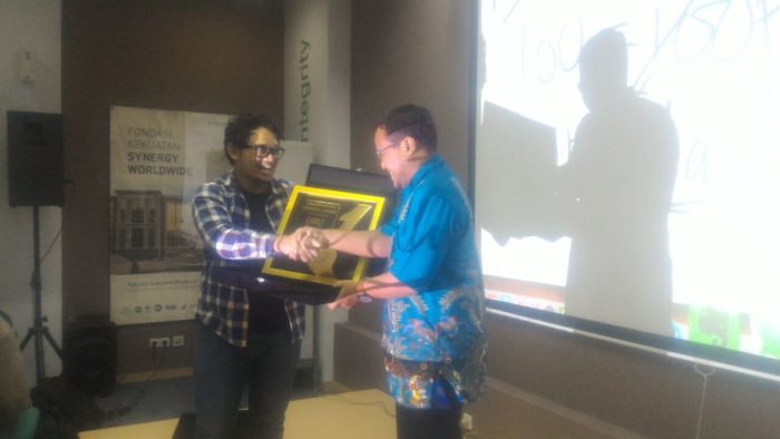 Andreas Agung Top Affiliate SB1M peraih Plakat