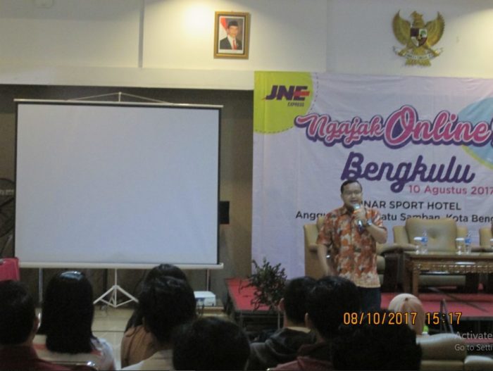 Pembicara Youtube Marketing Terbaik Indonesia. Bisa dihubungi melalui Wa ataupun Telp di nomor: 0813 8154 6943, dengan Andreas Agung Bawono ST yang adalah salah satu Pebisnis Online di Indonesia, dengan pengalaman dan dilatar belakangi dibidangnya. Ia juga seorang Google Partner yang bersertifikasi resmi, dan berlaku diberbagai Negara. Selain sebagai Pebisnis Online, beliau juga dikenal sebagai Peraih Top Affiliate Marketer, dalam salah satu Komunitas Internet Marketing Terbaik di Indonesia. Bisnis yang dijalani oleh beliau ini selain affiliate, adalah sebagai Pebisnis Online khususnya yang bergerak pada bidang Edukasi dan Kesehatan. Andreas Agung juga sering mendapatkan undangan sebagai Pembicara dan Narasumber, dalam Seminar juga Workshop yang berkaitan dengan perkembangan bisnis internet marketing di Indonesia. Berikut ini adalah beberapa pihak diantaranya yang telah mengundangnya, sebagai Pengisi Pembicara dan Narasumber dalam Seminar juga Workshop. Yang meliputi: Instansi Pemerintah (Deperindag Banten, Kementerian Kominfo (Tangerang Pusat dan Tangerang Selatan)), Universitas (STIE Muhammadiyah Pekalongan, Politeknik UI Depok, Universitas Trisakti Jakarta, Universitas Padjadjaran Bandung, Universitas Mercu Buana Jakarta, BSI), Perusahaan (Perusahaan Minyak Kutus-kutus Bali, Perusahaan Software Prime System di Jakarta, Perusahaan Ekspedisi JNE), Radio Heartline FM, Majalah Marketing, LDII Jakarta, serta pihak yang lainnya. Digital Marketing yang akan dijelaskan oleh beliau ini berkaitan dengan: Teknik SEO/SEM, Youtube Marketing, Facebook Advertising, Website Authority, Instagram Marketing,, dan berbagai jenis bisnis yang bisa diterapkan dalam bidang bisnis dropship serta affilate marketing. Silahkan anda simak: praktisi youtube marketing terbaik indonesia. Pembicara Youtube Marketing Terbaik Indonesia Pada saat beliau ini memiliki kesempatan dalam Seminar juga Workshop, beliau selalu memberikan penjelasan tentang Definisi dan Konsep yang berkaitan dengan Digital Marketing, dengan pengalaman yang dialaminya saat membangun bisnis online. Penjelasan ini akan sangat membantu setiap pesertanya, karna dengan demikian mindset dan wawasan tentang bidang ini akan terbuka. Bagian dari Internet Marketing ini adalah Digital Marketing, yang mana dengan media Digital berbagai jenis produk dan jasa bisa dipasarkan. Ini juga adalah salah satu strategi dalam menciptakan Demand, Permintaan, Ketertarikan dan Interest akan semua yang dijual. Materi yang akan dijelaskan oleh beliau ini meliputi cakupan dari Digital Marketing: Content Marketing, Search Engine, Mobile Marketing, Sosial Media, Email, Game, Online Advertising, Website/laman/situs, serta Experiential Media. Dan semuanya ini bisa digunakan oleh semua pelaku bisnis onlinenya, dalam memasarkan berbagai jenis produk yang di pasarkan. Beliau juga selalu menyempatkan untuk berbagi pengalaman (sharing), mulai dari awal membangun bisnis onlinenya berupa tips praktis, tantangan yang akan dihadapi juga benefitnya. Dan semua yang diberikan olehnya telah lebih dahulu diterapkan pada bisnis yang dibangunnya. Dengan hasil yang dicapainya ini membuat materinya sangat proven untik dikembangkan. Selain konsepnya, beliau juga melengkapinya dengan data serta fakta yang terjadi di Indonesia, yang berkaitan dengan perkembangan bisnis internet di Indonesia. Dimana menurut data yang ada, pengguna internet hingga akhir tahun 2016 telah mencapai 132 juta orang, dan tentunya akan terus bertambah tiap saatnya. Inilah yang membuat bisnis online semakin berpeluang bagus, untuk dijalankan di Indonesia. Setelah konsep, data yang dilengkapi fakta hingga sharingnya telah disampaikannya, maka acara bisa dilanjutkan ke sesi yang terakhir. Dengan sesi ini peserta bisa mempraktekan salah satu materi yang diberikan oleh panitianya. Yang meliputi: Teknik SEO/SEM, Youtube Marketing, Facebook Advertising, Website Authority, Instagram Marketing,, dan untuk praktek cara dropshipnya, maka peserta diharuskan memiliki toko online di Tokopedia, untuk bisa melakukan jual beli. Demikian artikel yang berkaitan dengan Pembicara Seminar atau Workshop Internet Marketing, bagi yang memerlukan Pembicara Youtube Marketing Terbaik Indonesia, bisa kontak kami melalui nomor Wa ataupun Telp di : 0813-8154-6943, atau kunjungi website kami disini : https://andreasagung.com .