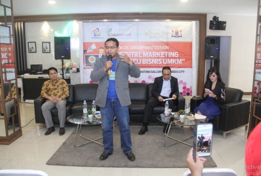 Honor Pembicara Seminar Nasional Andreas Agung