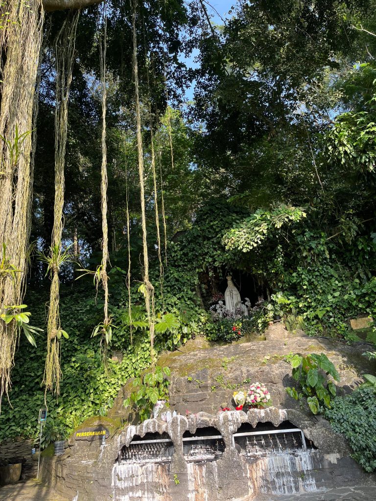 Gua Maria Sawer Rahmat, Cisantana, Kuningan, Wisata Rohani Favorit di Jawa Barat
